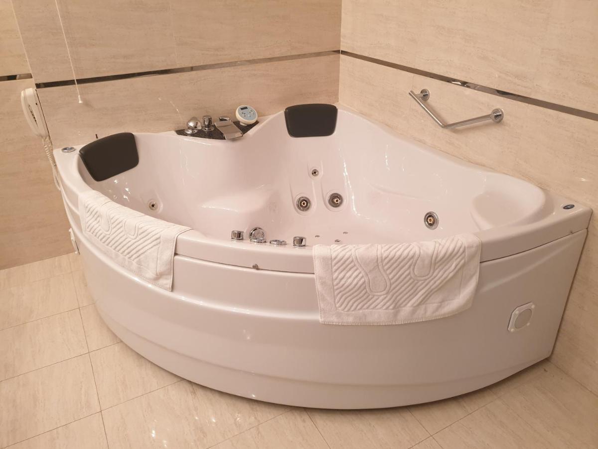 Hotel Presidivm Palace 로베치 외부 사진