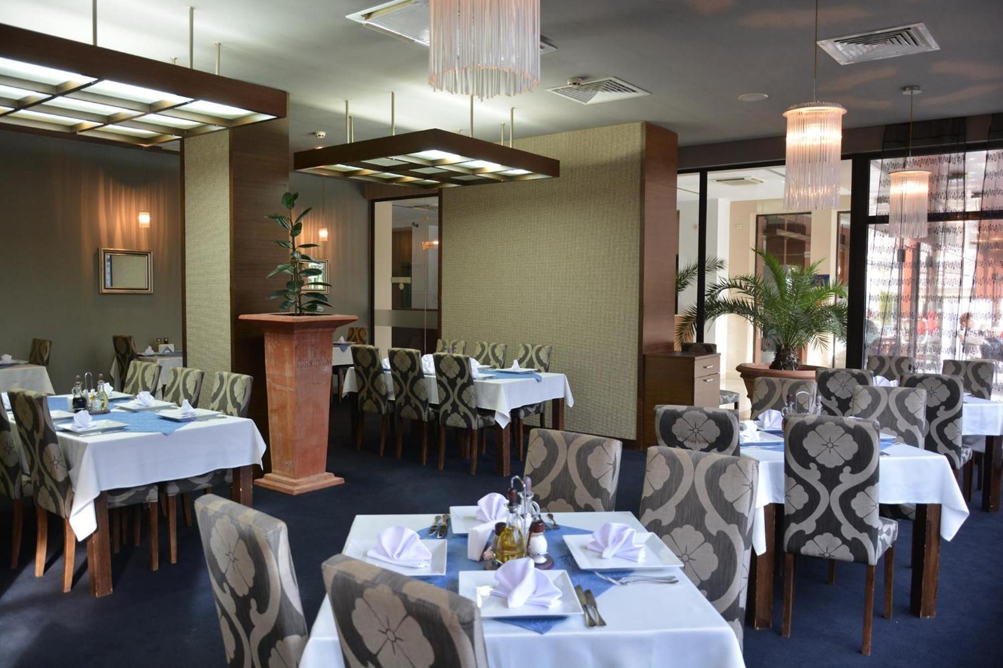 Hotel Presidivm Palace 로베치 외부 사진